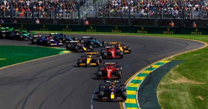 MELBOURNE GRAND PRIX CIRCUIT, AUSTRALIA – MARCH 24: Max Verstappen, Red Bull Racing RB20, leads Carlos Sainz, Ferrari SF-24, Lando Norris, McLaren MCL38, Charles Leclerc, Ferrari SF-24, Oscar Piastri, McLaren MCL38, and the rest of the field at the start during the Australian GP at Melbourne Grand Prix Circuit on Sunday March 24, 2024 in Melbourne, Australia. (Photo by Sam Bloxham / LAT Images)