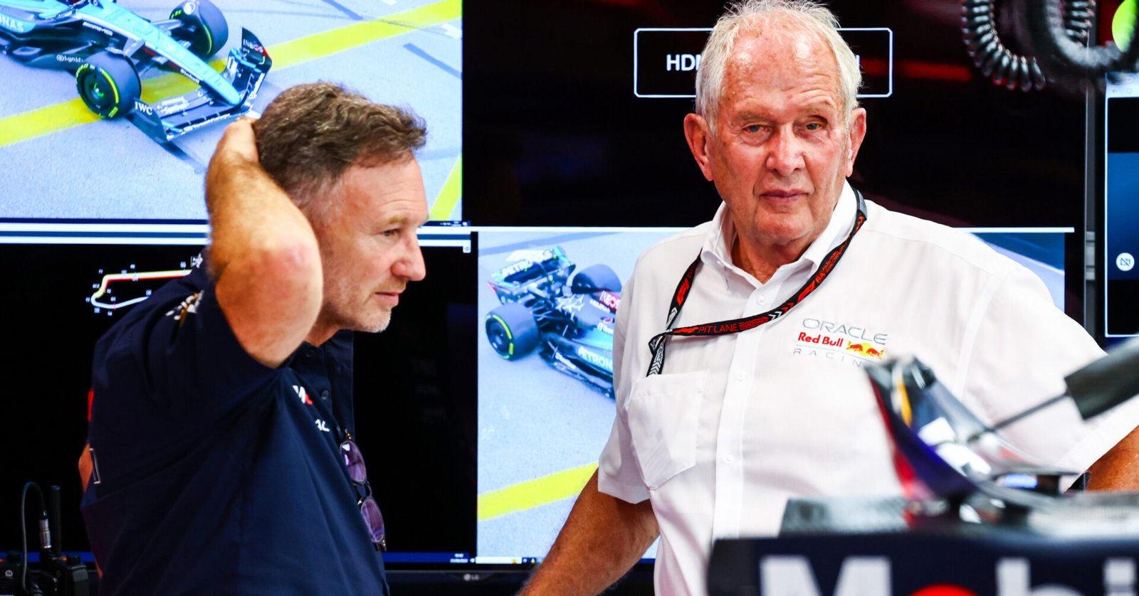 SINGAPORE, SINGAPORE - SEPTEMBER 21: Oracle Red Bull Racing Team Principal Christian Horner and Oracle Red Bull Racing Team Consultant Dr Helmut Marko look on in the garage during final practice ahead of the F1 Grand Prix of Singapore at Marina Bay Street Circuit on September 21, 2024 in Singapore, Singapore. (Photo by Mark Thompson/Getty Images) // Getty Images / Red Bull Content Pool //