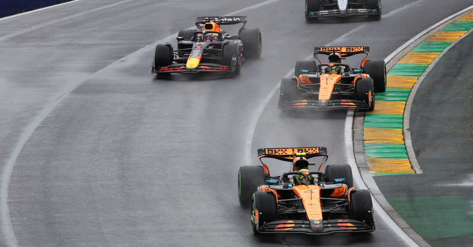 MELBOURNE, AUSTRALIA - MARCH 16: Lando Norris of Great Britain driving the (4) McLaren MCL39 Mercedes leads Oscar Piastri of Australia driving the (81) McLaren MCL39 Mercedes Max Verstappen of the Netherlands driving the (1) Oracle Red Bull Racing RB21 and the rest of the field at the start during the F1 Grand Prix of Australia at Albert Park Grand Prix Circuit on March 16, 2025 in Melbourne, Australia. (Photo by Mark Thompson/Getty Images) // Getty Images / Red Bull Content Pool //