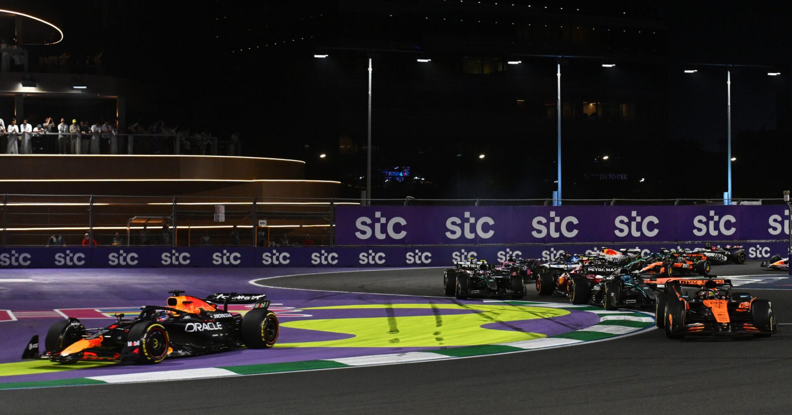 JEDDAH, SAUDI ARABIA GP - APRIL 20: Max Verstappen of the Netherlands driving the (1) Oracle Red Bull Racing RB21 runs wide as Oscar Piastri of Australia driving the (81) McLaren MCL39 Mercedes leads George Russell of Great Britain driving the (63) Mercedes AMG Petronas F1 Team W16 and the rest of the field at the start during the F1 Grand Prix of Saudi Arabia at Jeddah Corniche Circuit on April 20, 2025 in Jeddah, Saudi Arabia. (Photo by Rudy Carezzevoli/Getty Images) // Getty Images / Red Bull Content Pool // SI202504200305 // Usage for editorial use only //