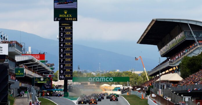 BARCELONA, SPAINISH GP - JUNE 23: Max Verstappen of the Netherlands driving the (1) Oracle Red Bull Racing RB20 and Lando Norris of Great Britain driving the (4) McLaren MCL38 Mercedes battle for track position at the start during the F1 Grand Prix of Spain at Circuit de Barcelona-Catalunya on June 23, 2024 in Barcelona, Spain. (Photo by Chris Graythen/Getty Images) // Getty Images / Red Bull Content Pool // SI202406230170 // Usage for editorial use only //