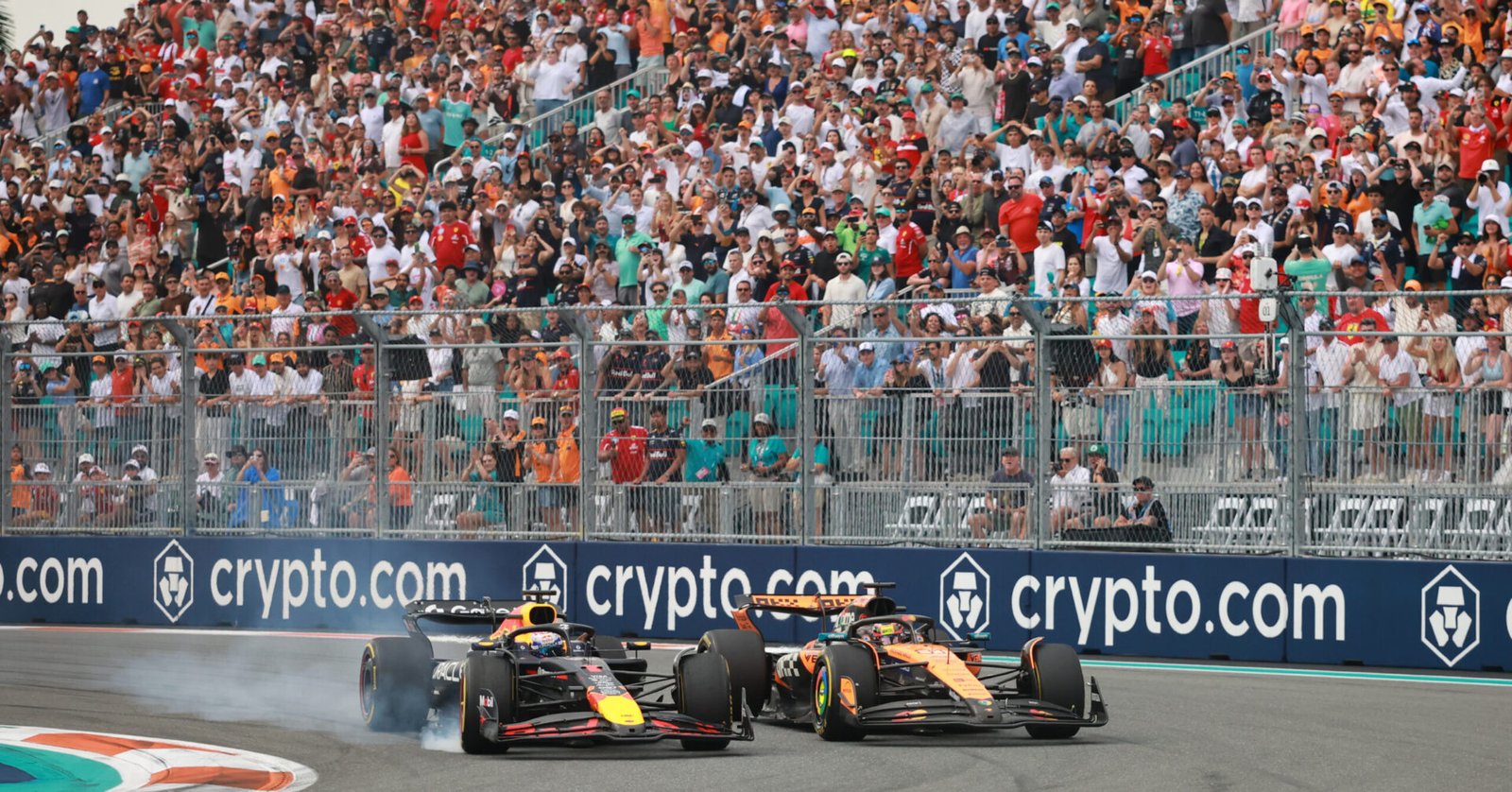 MIAMI GP, FLORIDA - MAY 04: Max Verstappen of the Netherlands driving the (1) Oracle Red Bull Racing RB21 and Oscar Piastri of Australia driving the (81) McLaren MCL39 Mercedes battle for track position on track during the F1 Grand Prix of Miami at Miami International Autodrome on May 04, 2025 in Miami, Florida. (Photo by Hector Vivas/Getty Images) // Getty Images / Red Bull Content Pool // SI202505050364 // Usage for editorial use only //