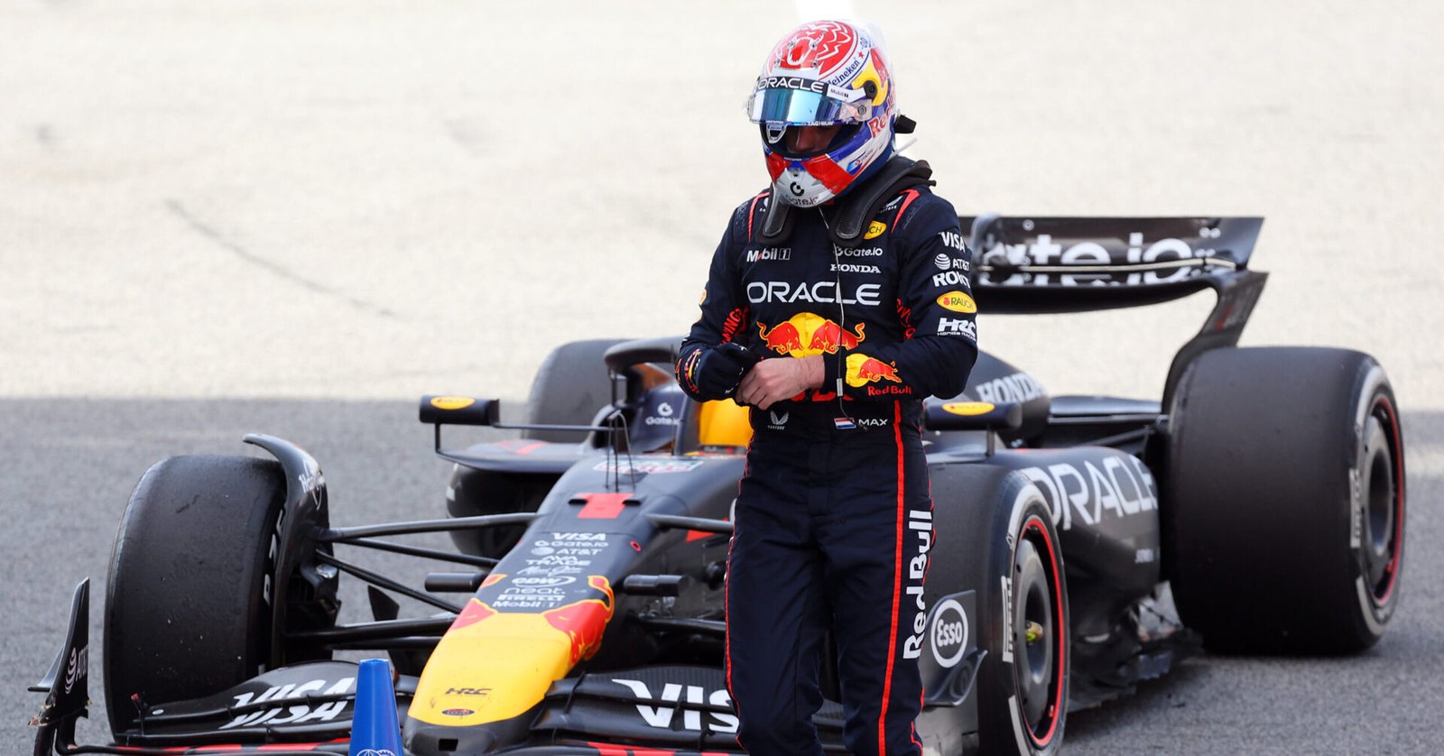 BARCELONA, SPAIN - JUNE 01: Tenth placed finish following a penalty, Max Verstappen of the Netherlands and Oracle Red Bull Racing arrives in parc ferme during the F1 Grand Prix of Spain at Circuit de Barcelona-Catalunya on June 01, 2025 in Barcelona, Spain. (Photo by Mark Thompson/Getty Images) // Getty Images / Red Bull Content Pool // SI202506010432 // Usage for editorial use only //