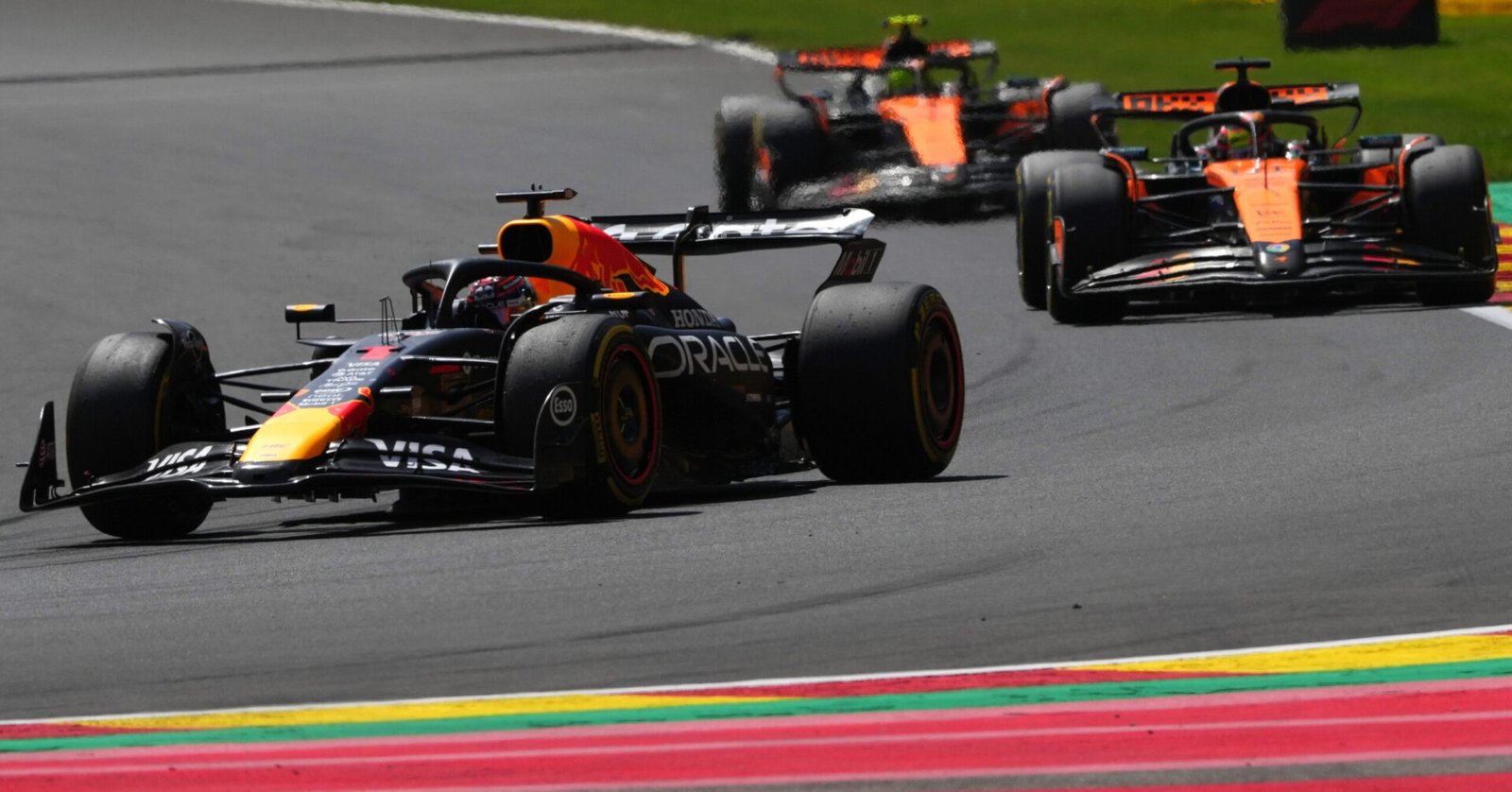 SPA, BELGIUM - JULY 26: Max Verstappen of the Netherlands driving the (1) Oracle Red Bull Racing RB21 leads Oscar Piastri of Australia driving the (81) McLaren MCL39 Mercedes and Lando Norris of Great Britain driving the (4) McLaren MCL39 Mercedes on track during the Sprint ahead of the F1 Grand Prix of Belgium at Circuit de Spa-Francorchamps on July 26, 2025 in Spa, Belgium. (Photo by Alex Bierens de Haan/Getty Images) // Getty Images / Red Bull Content Pool // SI202507260975 // Usage for editorial use only // Manuel Override Mode