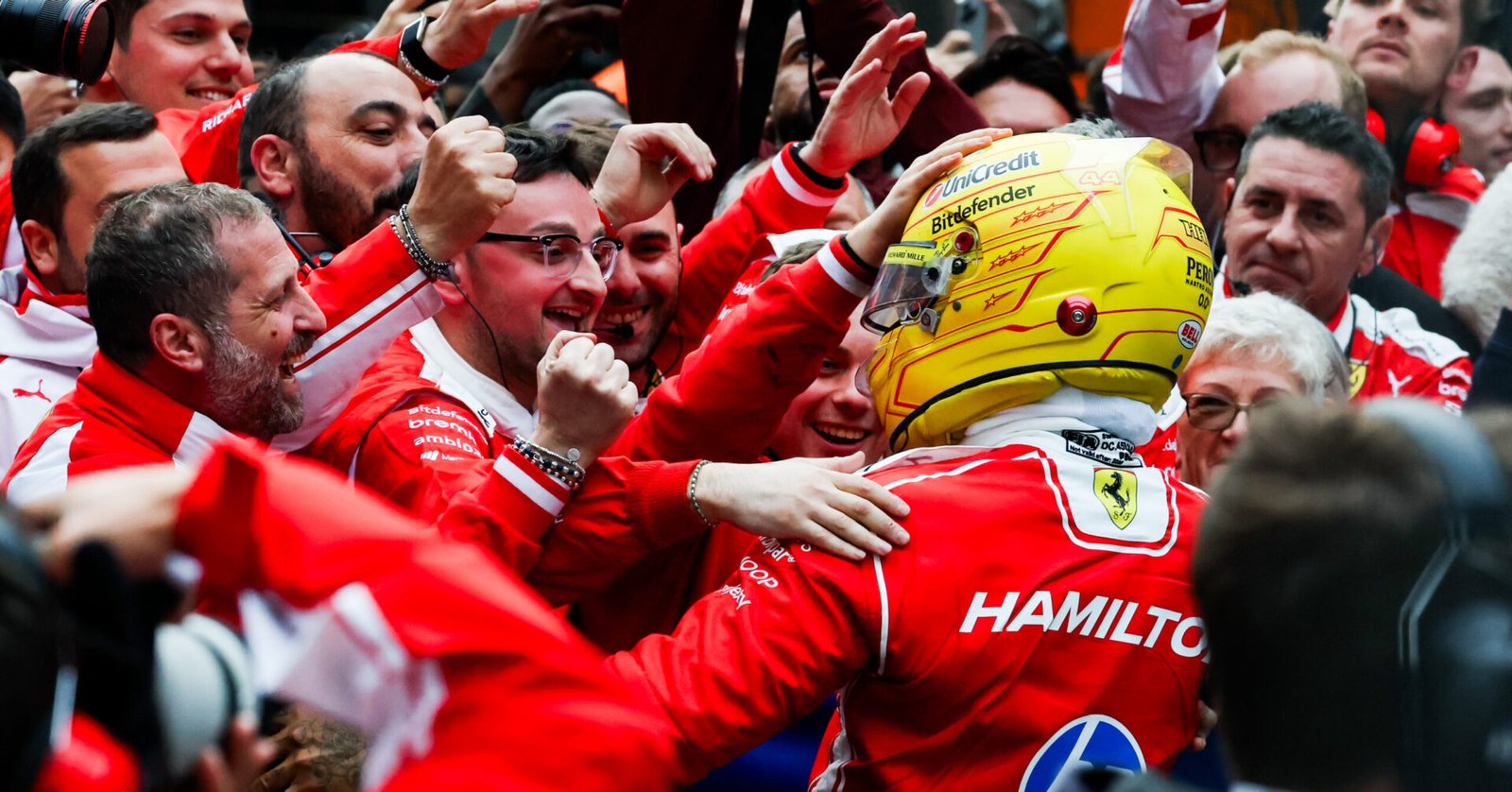 HAMILTON Lewis (gbr), Scuderia Ferrari SF-26, portrait celebration mechanic, mecanicien, mechanics during the Formula 1 Heineken Chinese Grand Prix 2026, 2nd round of the 2026 Formula One World Championship from March 13 to 15, 2026 on the Shanghai International Circuit, in Shanghai, China -